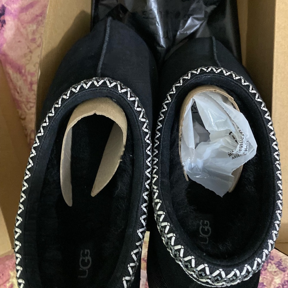 Hello, it is a men's shoe, size 12, new, never used, from the ugg brand. - Picture 13 of 14